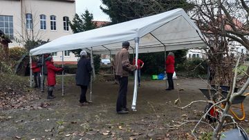 Zelt für die Wanderbaumelemente wird aufgestellt
